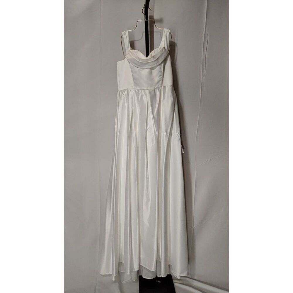 Lulu's Elegant White Gown